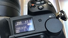 Nikon Z7 má stavový displej v �ernobílém provedení.