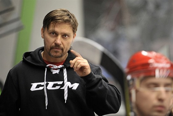 Bývalý hokejový útočník Marek Melenovský skončil na vlastní žádost v pozici hlavního trenéra druholigového Pelhřimova.