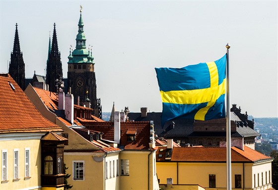 Pohled na Praský hrad se védskou vlajkou v popedí.