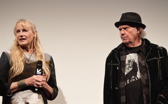 Manelé Daryl Hannahová a Neil Young (Austin, 15. bezna 2018)