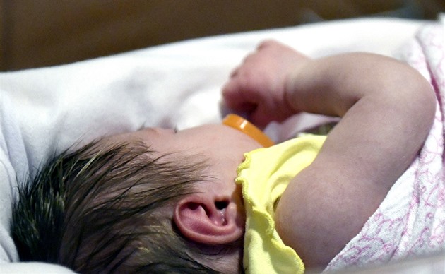 Žena odmítla císařský řez a porodila doma, dítě za měsíc zemřelo