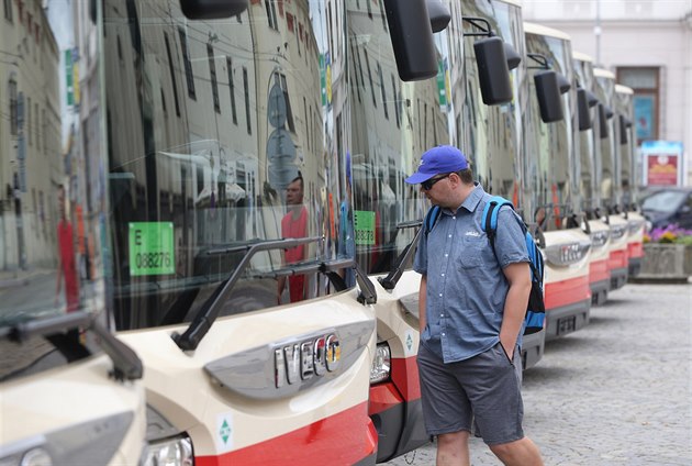 Na Masarykov námstí v Jihlav ve tvrtek byly k vidní nové autobusy Iveco...