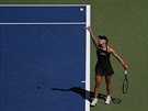 Angelique Kerberová podává ve 2. kole US Open.
