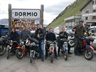 Výprava mladých motorká z Novojiínska na horském sedlu Stelvio na...
