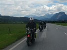 Te u je veselo. Kolona mladch jezdc na starch motocyklech pejela Alpy a...