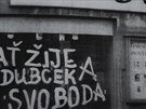 Hesla proti okupaci v ulicích Holeova