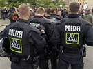 Němečtí policisté na demonstraci na demonstraci, kterou v Chemnitzu svolalo...
