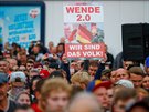 Lidé při protestech, které v Chemnitzu po vraždě pětatřicetiletého muže svolalo...