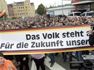 Lidé pi demonstraci v Chemnitzu, kterou po vrad Nmce svolalo pravicové...