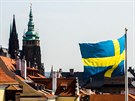 Pohled na Praský hrad se védskou vlajkou v popedí.