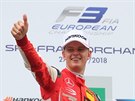 Mick Schumacher slaví triumf v závodu formule 3 ve Spa-Francorchamps.