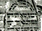 Dobový snímek s detailem kamene idovského náhrobku ve zdi prostjovského...