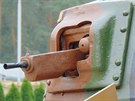 Kulomet v otoné vi tanku Renault FT, který je zapjen do Vojenského...