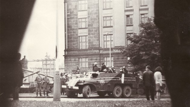 Skrytě pořízený snímek obklíčené budovy ÚV KSČ