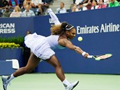 Američanka Serena Williamsová se natahuje po míčku ve druhém kole US Open.