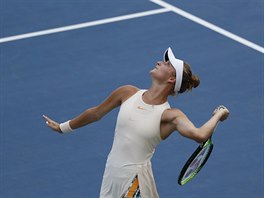 Markéta Vondroušová podává ve 2. kole US Open.
