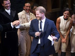 Princ Harry si na pódiu zazpíval (Londýn, 29. srpna 2018).