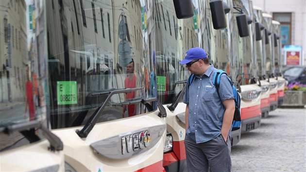Na Masarykově náměstí v Jihlavě ve čtvrtek byly k vidění nové autobusy Iveco Urbanway, které doplnily vozový park dopravního podniku. Pořizovací cena devíti vozů je 61,9 milionů korun bez DPH, 85 procent hradí Evropská unie.
