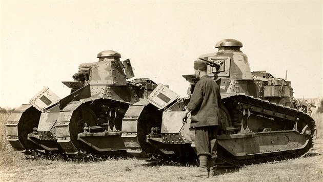 Tanky Renault FT-17 s kanonovou (vlevo) a kulometnou v�zbroj�. N�zorn� vid�me t� odli�n� proveden� v�e, kter� mohla b�t odl�van� nebo n�tovan�, a ta n�tovan� bu� hranat�, nebo zakulacen�. (Francie, 1918)