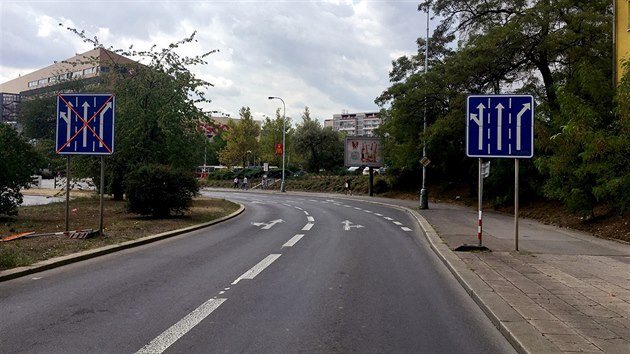 PRAHA, EDEN. V prask Blocerkevsk ulici jsou vedle sebe dv smrovky upozorujc na poet pruh. Jedna byla pekrtnut, jako by byl sek uzaven. Ve skutenosti je normln prjezdn.