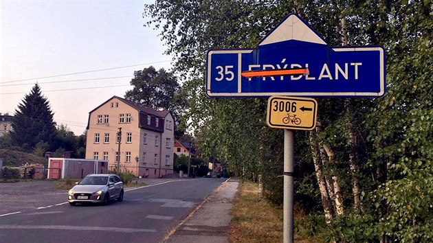 STR NAD NISOU. Na okraji Liberce je na vpadovce smrov cedule na Frdlant pekrtnut, ale idi nepozn, kde uzavrka zan a kudy vede objka.