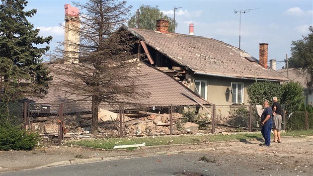 Půl domku na Hřbitovní ulici v Českém Těšíně se po explozi zcela zhroutilo. (30. srpna 2018)