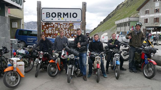 Vprava mladch motork z Novojinska na horskm sedlu Stelvio na italsko-vcarskm pomez.