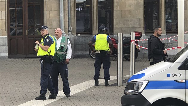 Policie zasahuje v Amsterodamu u hlavnho ndra po toku noem (31.8.2018)