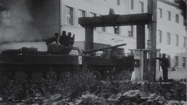 Před šestou hodinou ranní 21. srpna 1968 zaujala před kasárnami v Holešově pozice bojová vozidla sovětské 24. motostřelecké divize ze Lvova.