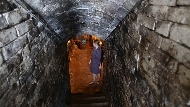 Lenka Machovsk� prov�z� redaktory MF DNES jedn�m z vrbick�ch skl�pk�.