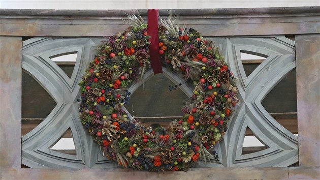 Florist pi zdoben poutnho kostela sv. Jana Nepomuckho na Zelen hoe pouili tak obil, jablka, kukuici, jeabiny nebo iky a jin prodn produkty. Vzdoba vydr do 10. z.