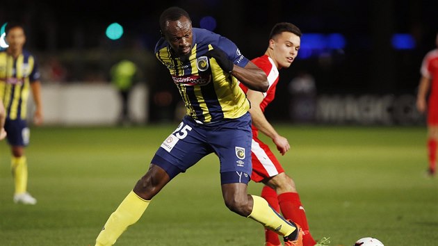 Usain Bolt pi svm debutu v dresu australskho fotbalovho tmu Central Coast Mariners.