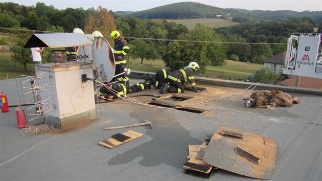 Hasiči likvidují požár střechy rodinného domu v Želechovicích nad Dřevnicí.