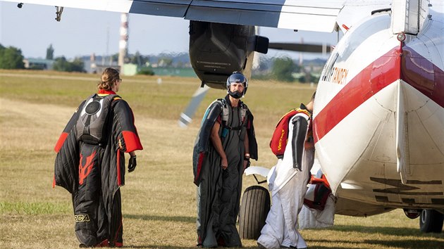 Nad prostjovskm letitm se kon mistrovstv svta ve wingsuit flyingu, v nm okdlen parautist sout ve dvou disciplnch - vkonnostnm ltn a tmovm akrobatickm ltn.
