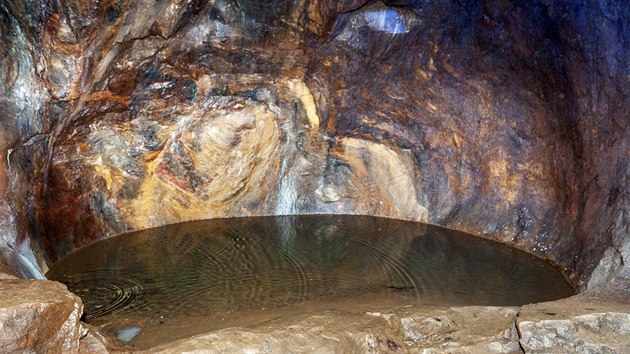 Podzemn� jez�rko v prostor�ch Po�tovn� �toly. (srpen 2018)