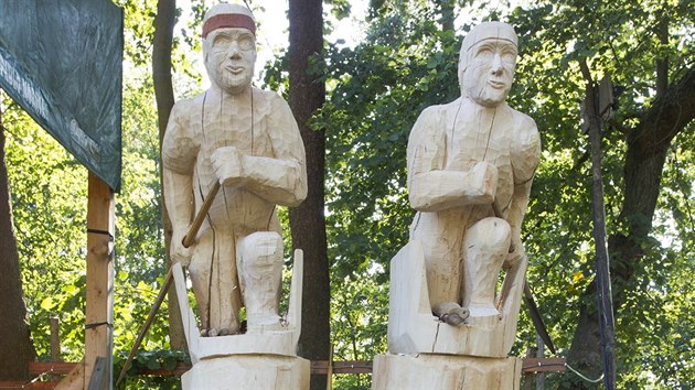 Známý řezbář Jiří Halouzka a jeho dva synové vyřezávají na vodáckém tábořišti v Horce nad Moravou na Olomoucku sochy dvou postav klečících v kánoi. Halouzka z Horky pochází, proslavil však Jiříkov u Rýmařova svou Pradědovou galerií.