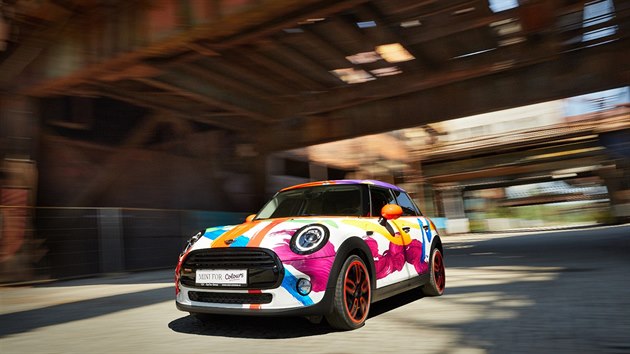 Uniktn Mini Cooper polepen podle nvrhu architekta a designra Lucy Stradivariho, prapravnuka slavnho italskho houslae, na festivalu Colours of Ostrava.