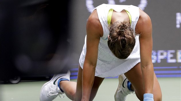 NA KOLENOU. Česká tenistka Barbora Strýcová padá po odehrání míčku ve třetím kole US Open.
