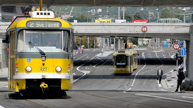 Mikulsk tda v Plzni, dleit vpadovka na esk Budjovice, se po dvou letech rekonstrukce a pestavb most u hlavnho vlakovho ndra opt otevela. (31. 8. 2018)