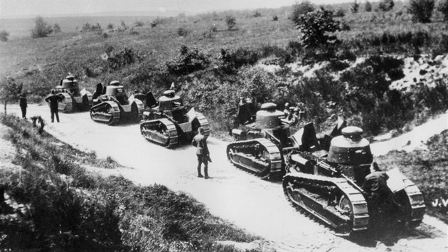 Pt ze sedmi tank Renault FT eskoslovensk armdy (1930).