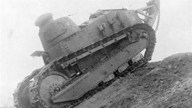 Tank Renault FT při vojskových zkouškách československé armády (1922).