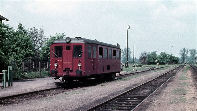 Motorový vůz M131.1110 na vlaku 9704 ve stanici Smidary, 29. 5. 1976.
50.2951267N, 15.4951342E