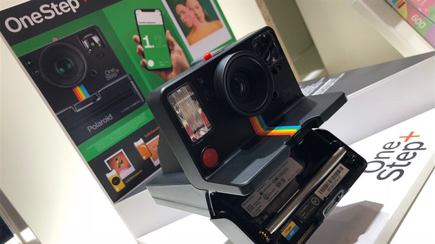 Instantn fotografie z novho Polaroidu One Step+ lze pmo doladit v aplikace na pipojenm mobilu.