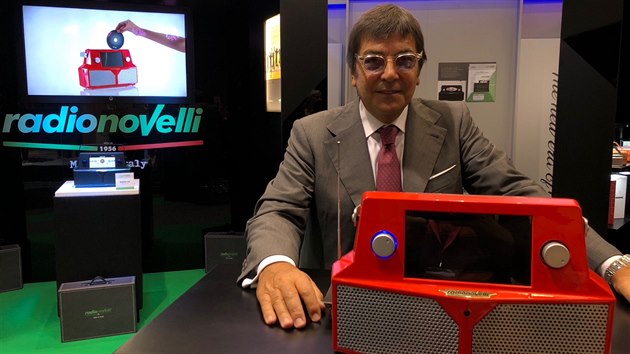 Nejlenj rdio za jet lenj cenu - Radio Novelli, made in Italy. Na snmku autor se svm vtvorem za 1000 euro.