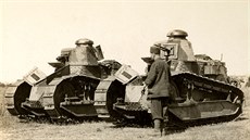 Tanky Renault FT-17 s kanonovou (vlevo) a kulometnou výzbrojí. Názorn� vidíme...
