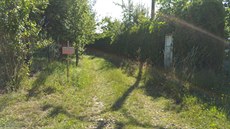 Turistická stezka nedaleko obce Radvanov, na které chovatel dobytka postavil...