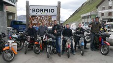 Výprava mladých motorká z Novojiínska na horském sedlu Stelvio na...