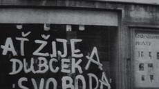 Hesla proti okupaci v ulicích Holešova