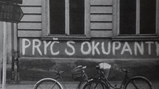 Hesla proti okupaci v ulicích Holešova