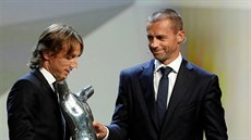 Luka Modri� dostává trofej pro nejlep�ího fotbalistu Evropy podle ankety UEFA.